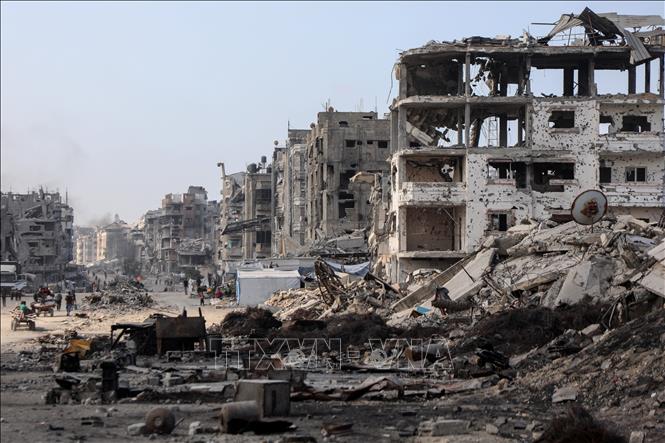 Ngày 13/11/2025, Mỹ đã lưu hành một dự thảo nghị quyết sửa đổi của Hội đồng Bảo an Liên hợp quốc, trong đó cho phép thành lập một chính quyền chuyển tiếp tại Dải Gaza có nhiệm kỳ 2 năm và một lực lượng quốc tế để giám sát an ninh cũng như đảm bảo vấn đề phi quân sự hóa tại dải đất ven Địa Trung Hải này. Nga cũng đang lưu hành một dự thảo nghị quyết riêng, được truyền cảm hứng từ đề xuất của Mỹ nhưng có thêm cách tiếp cận “cân bằng và thống nhất” nhằm hướng đến ngừng bắn bền vững tại Gaza. Ảnh: Toà nhà bị phá huỷ trong xung đột tại Jabalia, phía Bắc Dải Gaza. Ảnh: THX/TTXVN