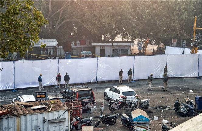 Tối 10/11/2025, một vụ nổ lớn đã xảy ra trên chiếc xe ô tô tại khu vực đèn giao thông Subhash Marg, gần Pháo đài Đỏ - công trình lịch sử nổi tiếng ở thủ đô New Delhi, Ấn Độ (ảnh). An ninh được tăng cường nghiêm ngặt sau khi Chính phủ Ấn Độ điều tra và nhận định đây là vụ tấn công khủng bố, khiến 15 người thiệt mạng, 30 người bị thương. Ảnh: ANI/TTXVN