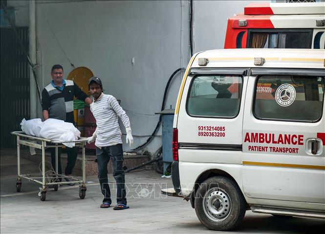 Tối 10/11/2025, một vụ nổ lớn đã xảy ra trên chiếc xe ô tô tại khu vực đèn giao thông Subhash Marg, gần Pháo đài Đỏ - công trình lịch sử nổi tiếng ở thủ đô New Delhi, Ấn Độ. An ninh được tăng cường nghiêm ngặt sau khi Chính phủ Ấn Độ điều tra và nhận định đây là vụ tấn công khủng bố, khiến 15 người thiệt mạng, 30 người bị thương. Ảnh: Chuyển thi thể nạn nhân trong vụ nổ bom xe ở New Delhi. ANI/TTXVN