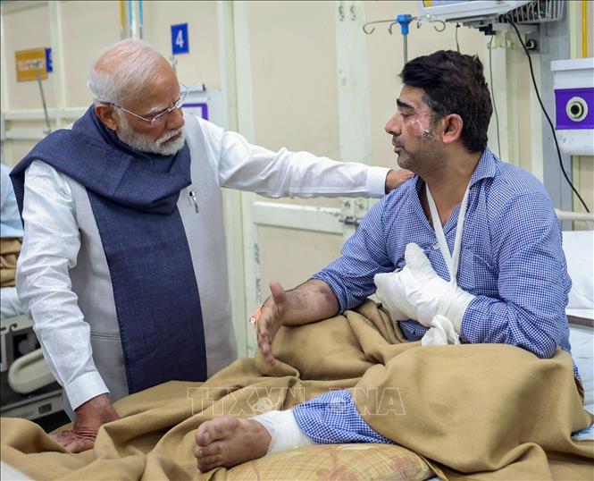 Tối 10/11/2025, một vụ nổ lớn đã xảy ra trên chiếc xe ô tô tại khu vực đèn giao thông Subhash Marg, gần Pháo đài Đỏ - công trình lịch sử nổi tiếng ở thủ đô New Delhi, Ấn Độ. An ninh được tăng cường nghiêm ngặt sau khi Chính phủ Ấn Độ điều tra và nhận định đây là vụ tấn công khủng bố, khiến 15 người thiệt mạng, 30 người bị thương. Ảnh: Thủ tướng Ấn Độ Narendra Modi thăm hỏi các nạn nhân vụ nổ bom xe tại bệnh viện  Lok Nayak ở Delhi. Ảnh: ANI/TTXVN