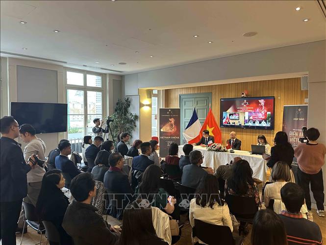 Toàn cảnh buổi họp báo Tuần lễ “Điện ảnh Việt Nam – Hành trình Ánh sáng” tại Paris, CH Pháp. Ảnh: Ngọc Hiệp (P/v TTXVN tại Pháp).