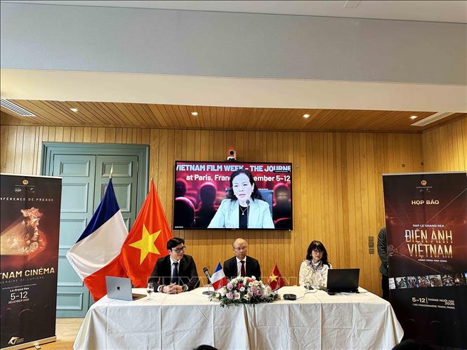 Đại sứ Đinh Toàn Thắng (ở giữa) đồng chủ trì buổi họp báo cùng với GS.TS Nguyễn Đức Khương và TS. Ngô Phương Lan (trực tuyến). Ảnh: Ngọc Hiệp (P/v TTXVN tại Pháp).