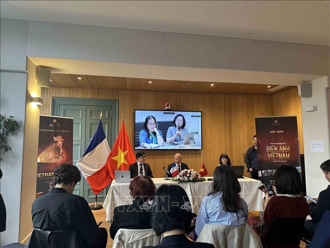 Phóng viên báo Thể thao Văn hóa đặt câu hỏi thông qua cầu truyền hình trực tiếp. Ảnh: Ngọc Hiệp (P/v TTXVN tại Pháp).