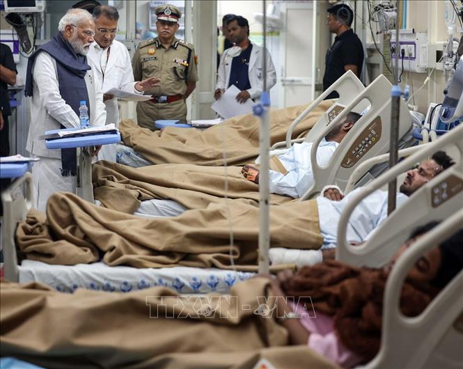 Tối 10/11/2025, một vụ nổ lớn đã xảy ra trên chiếc xe ô tô tại khu vực đèn giao thông Subhash Marg, gần Pháo đài Đỏ - công trình lịch sử nổi tiếng ở thủ đô New Delhi, Ấn Độ. An ninh được tăng cường nghiêm ngặt sau khi Chính phủ Ấn Độ điều tra và nhận định đây là vụ tấn công khủng bố, khiến 15 người thiệt mạng, 30 người bị thương. Ảnh: Thủ tướng Ấn Độ Narendra Modi thăm hỏi các nạn nhân vụ nổ bom xe tại bệnh viện  Lok Nayak ở Delhi. Ảnh: ANI/TTXVN