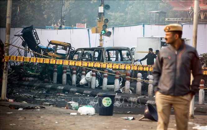 Tối 10/11/2025, một vụ nổ lớn đã xảy ra trên chiếc xe ô tô tại khu vực đèn giao thông Subhash Marg, gần Pháo đài Đỏ - công trình lịch sử nổi tiếng ở thủ đô New Delhi, Ấn Độ (ảnh). An ninh được tăng cường nghiêm ngặt sau khi Chính phủ Ấn Độ điều tra và nhận định đây là vụ tấn công khủng bố, khiến 15 người thiệt mạng, 30 người bị thương. Ảnh: ANI/TTXVN