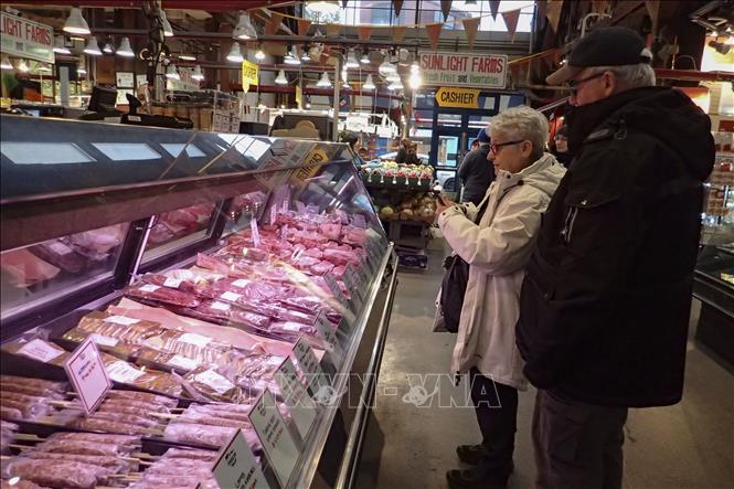 Người tiêu dùng chọn mua thực phẩm trong khu chợ ở Vancouver, Canada ngày 21/10/2025. Ảnh: THX/TTXVN