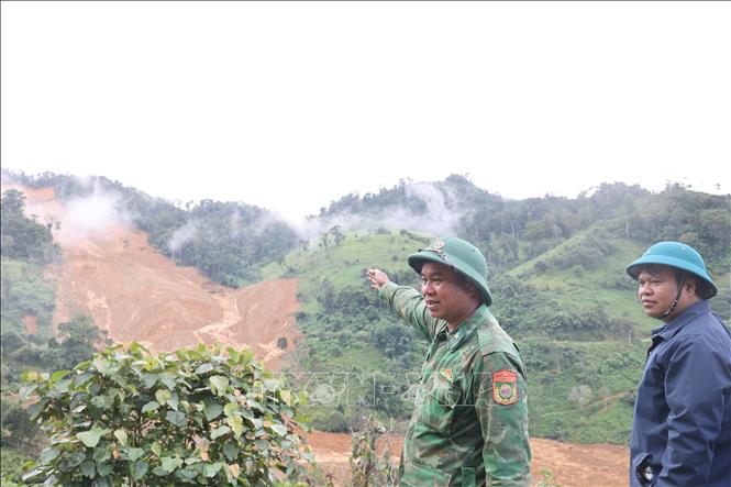 Lực lượng chức năng đang bàn phương tìm kiếm người mất tích. Ảnh: Anh Dũng: TTXVN