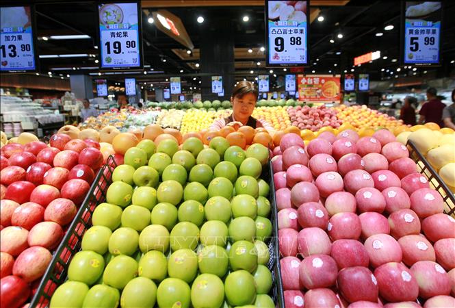 Hoa quả được bày bán trong siêu thị ở thành phố Lâm Nghi, tỉnh Sơn Đông (Trung Quốc). Ảnh: THX/TTXVN
