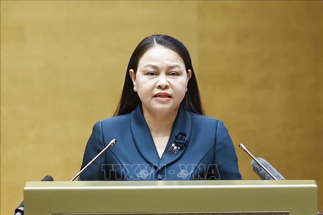 Đồng chí Nguyễn Thị Thu Hà, Ủy viên Trung ương Đảng, Phó Chủ tịch, Tổng Thư ký Ủy ban Trung ương Mặt trận Tổ quốc Việt Nam trình bày Quy trình các bước hiệp thương lựa chọn, giới thiệu người ứng cử đai biểu Quốc hội, người ứmg cử đại biểu Hội đồng nhân dân và việc tổ chức hội nghị lấy ý kiến cử tri. Ảnh: Doãn Tấn - TTXVN
