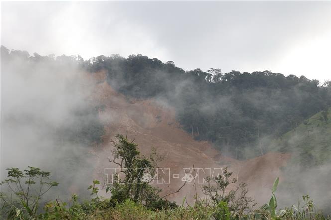 Hiện trường vụ sạt lở, 3 người nghi bị vùi lấp tử vong. Ảnh: Anh Dũng - TTXVN