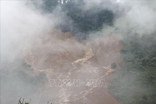 Hiện trường vụ sạt lở, 3 người nghi bị vùi lấp tử vong. Ảnh: Anh Dũng - TTXVN