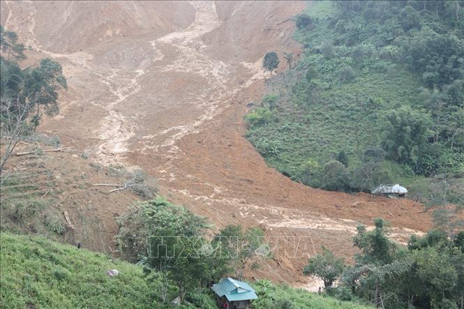 Hiện trường vụ sạt lở, 3 người nghi bị vùi lấp tử vong. Ảnh: Anh Dũng - TTXVN