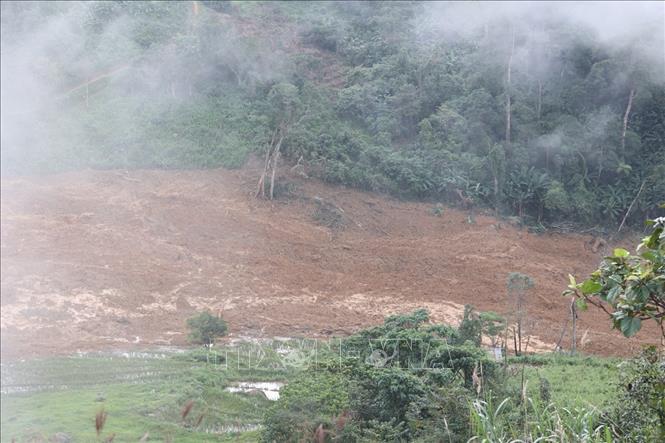 Hiện trường vụ sạt lở, 3 người nghi bị vùi lấp tử vong. Ảnh: Anh Dũng - TTXVN