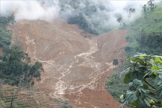 Hiện trường vụ sạt lở, 3 người nghi bị vùi lấp tử vong. Ảnh: Anh Dũng - TTXVN