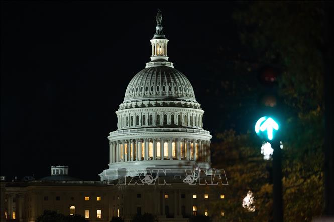 Tối 12/11/2025, Tổng thống Mỹ Donald Trump đã ký đạo luật chi tiêu, cho phép Chính phủ nước này hoạt động trở lại, sau quãng thời gian đóng cửa 43 ngày, dài nhất trong lịch sử. Trước đó cùng ngày, Quốc hội Mỹ (ảnh) đã chính thức thông qua dự luật nhằm chấm dứt đợt đóng cửa Chính phủ liên bang. Dự luật sẽ bổ sung ngân sách cho Bộ Quốc phòng, Bộ Nông nghiệp, các cơ quan cựu chiến binh và Quốc hội đến hết mùa Thu năm sau, trong khi các cơ quan còn lại được duy trì kinh phí tới cuối tháng 1/2026. Ảnh: THX/TTXVN