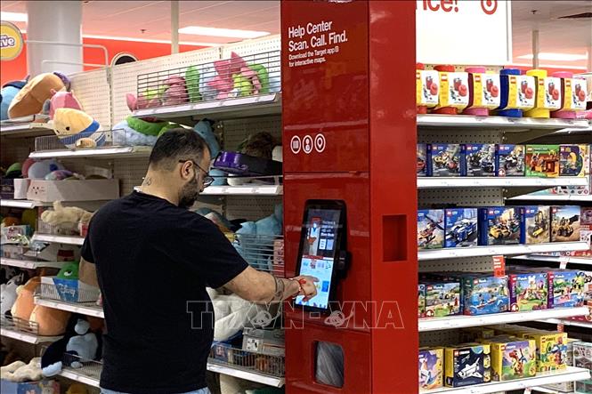 Khách hàng kiểm tra giá tại khu bán đồ chơi tại một siêu thị ở bang Maryland. Ảnh: Ngọc Quang, PV TTXVN tại Mỹ.
