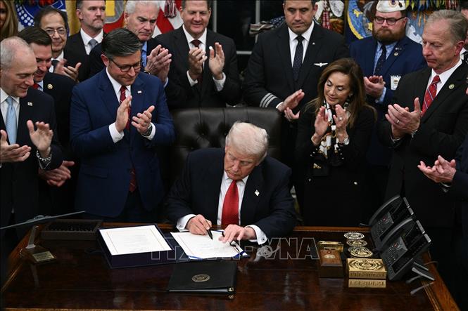 Tối 12/11/2025, Tổng thống Mỹ Donald Trump đã ký đạo luật chi tiêu (ảnh), cho phép Chính phủ nước này hoạt động trở lại, sau quãng thời gian đóng cửa 43 ngày, dài nhất trong lịch sử. Trước đó cùng ngày, Quốc hội Mỹ đã chính thức thông qua dự luật nhằm chấm dứt đợt đóng cửa Chính phủ liên bang. Dự luật sẽ bổ sung ngân sách cho Bộ Quốc phòng, Bộ Nông nghiệp, các cơ quan cựu chiến binh và Quốc hội đến hết mùa Thu năm sau, trong khi các cơ quan còn lại được duy trì kinh phí tới cuối tháng 1/2026. Ảnh: EPA/TTXVN  
