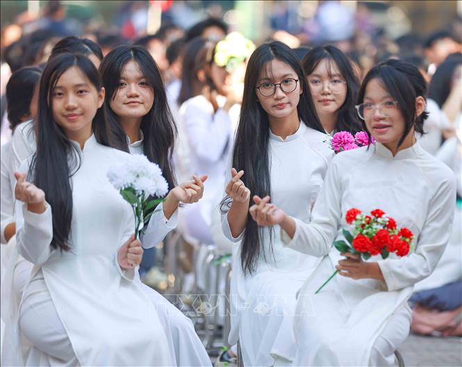 Học sinh trường THPT Yên Hòa (phường Yên Hòa, Hà Nội) hân hoan, tươi vui trong lễ kỷ niệm. Ảnh: Thanh Tùng - TTXVN