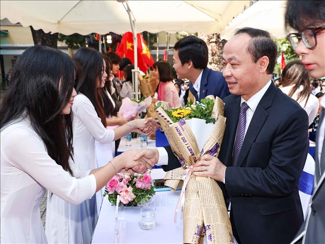 Học sinh tặng hoa, chúc mừng và tri ân thầy cô nhân Ngày Nhà giáo Việt Nam 20/11. Ảnh: Thanh Tùng - TTXVN 