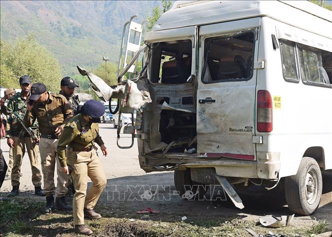 Cảnh sát điều tra tại hiện trường một vụ nổ ở Srinagar, Ấn Độ. Ảnh: ANI/TTXVN 