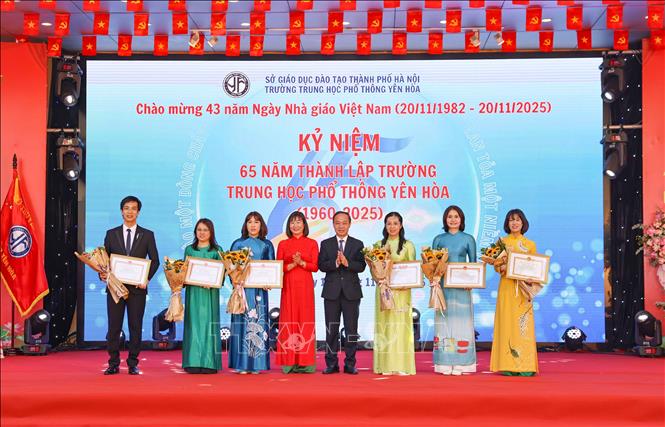 Nhân dịp này, tập thể nhà trường cùng nhiều cán bộ, giáo viên vinh dự được tuyên dương, khen thưởng của các cấp, ngành. Ảnh: Thanh Tùng - TTXVN
