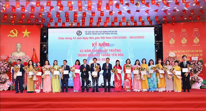 Nhân dịp này, tập thể nhà trường cùng nhiều cán bộ, giáo viên vinh dự được tuyên dương, khen thưởng của các cấp, ngành. Ảnh: Thanh Tùng - TTXVN