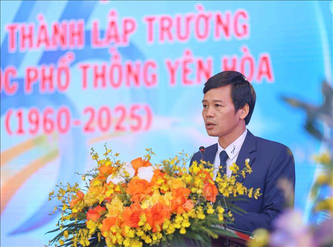 Hiệu trưởng trường THPT Yên Hòa (phường Yên Hòa, Hà Nội) Lê Hồng Chung ôn lại truyền thống 65 năm xây dựng và phát triển của nhà trường. Ảnh: Thanh Tùng - TTXVN