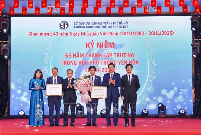 Nhân dịp này, tập thể nhà trường cùng nhiều cán bộ, giáo viên vinh dự được tuyên dương, khen thưởng của các cấp, ngành. Ảnh: Thanh Tùng - TTXVN