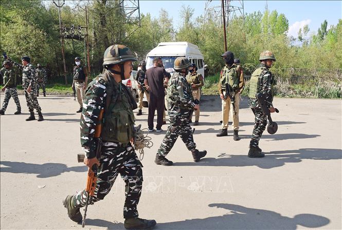 Cảnh sát điều tra tại hiện trường một vụ nổ ở Srinagar, Ấn Độ. Ảnh: ANI/TTXVN