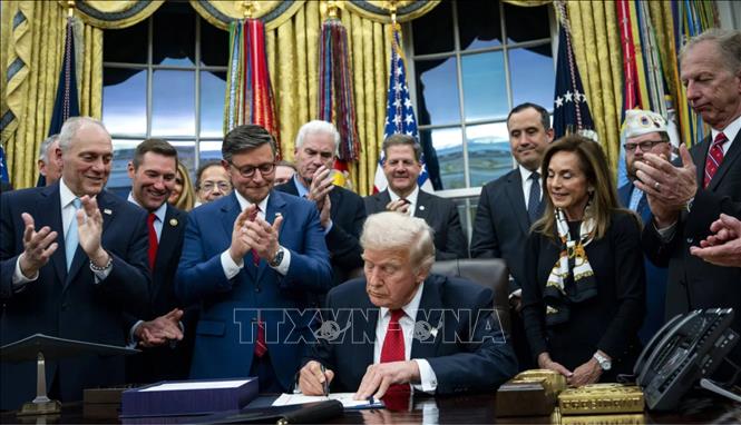 Tối 12/11/2025, Tổng thống Mỹ Donald Trump đã ký đạo luật chi tiêu (ảnh), cho phép Chính phủ nước này hoạt động trở lại, sau quãng thời gian đóng cửa 43 ngày, dài nhất trong lịch sử. Trước đó cùng ngày, Quốc hội Mỹ đã chính thức thông qua dự luật nhằm chấm dứt đợt đóng cửa Chính phủ liên bang. Dự luật sẽ bổ sung ngân sách cho Bộ Quốc phòng, Bộ Nông nghiệp, các cơ quan cựu chiến binh và Quốc hội đến hết mùa Thu năm sau, trong khi các cơ quan còn lại được duy trì kinh phí tới cuối tháng 1/2026. Ảnh: EPA/TTXVN 