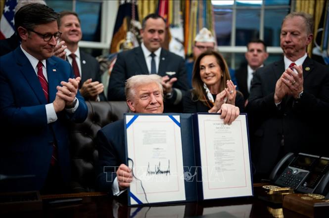 Tối 12/11/2025, Tổng thống Mỹ Donald Trump đã ký đạo luật chi tiêu (ảnh), cho phép Chính phủ nước này hoạt động trở lại, sau quãng thời gian đóng cửa 43 ngày, dài nhất trong lịch sử. Trước đó cùng ngày, Quốc hội Mỹ đã chính thức thông qua dự luật nhằm chấm dứt đợt đóng cửa Chính phủ liên bang. Dự luật sẽ bổ sung ngân sách cho Bộ Quốc phòng, Bộ Nông nghiệp, các cơ quan cựu chiến binh và Quốc hội đến hết mùa Thu năm sau, trong khi các cơ quan còn lại được duy trì kinh phí tới cuối tháng 1/2026. Ảnh: The New York Times/TTXVN