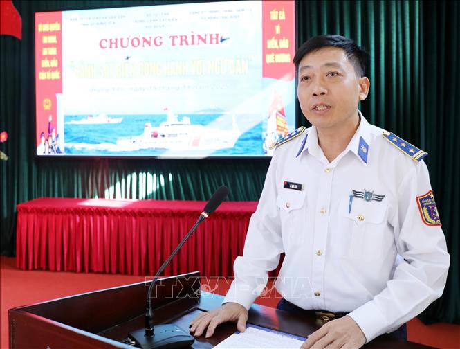 Thượng tá Lê Anh Sơn, Chính ủy Hải đoàn 11 (Bộ Tư lệnh Vùng Cảnh sát biển 1) phát biểu tại chương trình. Ảnh: Thế Duyệt – TTXVN 