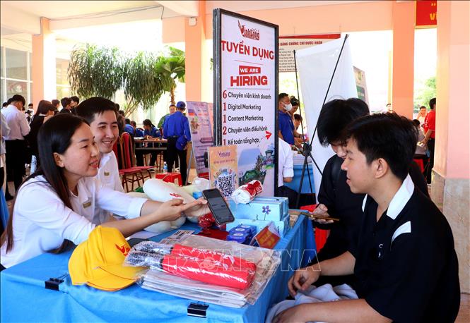 Sinh viên tham gia chương trình Ngày hội việc làm tại Trường Đại học Sư phạm Kỹ thuật Vĩnh Long. Ảnh: Lê Thúy Hằng – TTXVN.