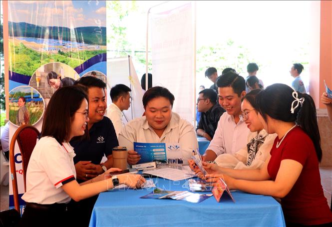 Sinh viên tham gia chương trình Ngày hội việc làm tại Trường Đại học Sư phạm Kỹ thuật Vĩnh Long. Ảnh: Lê Thúy Hằng – TTXVN.