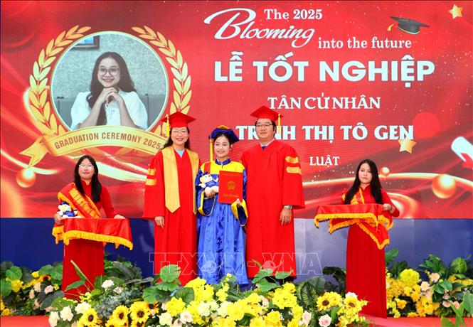Trao bằng tốt nghiệp cho các tân cử nhân. Ảnh: Lê Thúy Hằng – TTXVN.