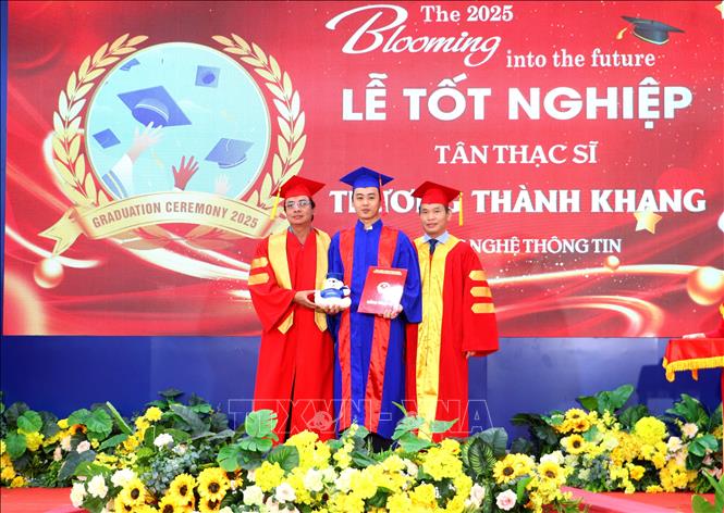 Trao bằng tốt nghiệp cho các tân thạc sĩ. Ảnh: Lê Thúy Hằng – TTXVN.