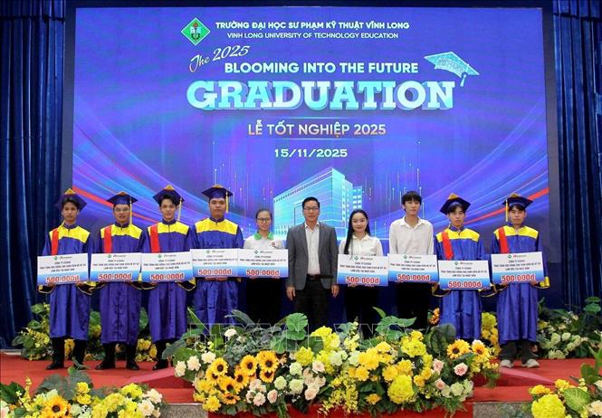 Đại diện doanh nghiệp trao học bổng cho các sinh viên hệ kỹ sư làm việc tại Nhật Bản. Ảnh: Lê Thúy Hằng – TTXVN. 