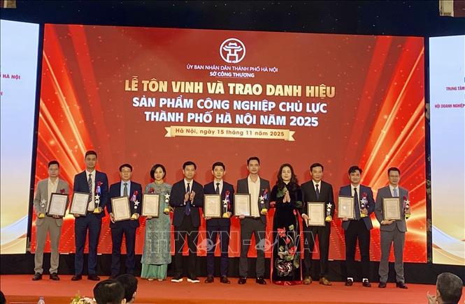 Lãnh đạo Sở Công Thương Hà Nội trao cho các doanh nghiệp có sản phẩm công nghệ chủ lực năm 2025. Ảnh: Phương Anh-TTXVN