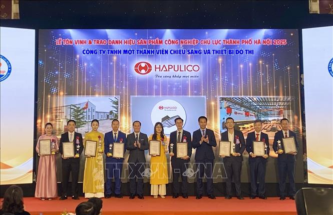 Lãnh đạo Sở Công Thương Hà Nội trao cho các doanh nghiệp có sản phẩm công nghệ chủ lực năm 2025. Ảnh: Phương Anh-TTXVN