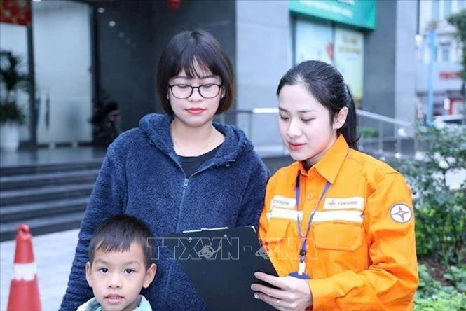 App EVNHANOI đặc biệt hữu ích với những chị em thường xuyên quản lý chi tiêu trong gia đình. Ảnh: Quốc Lũy - TTXVN