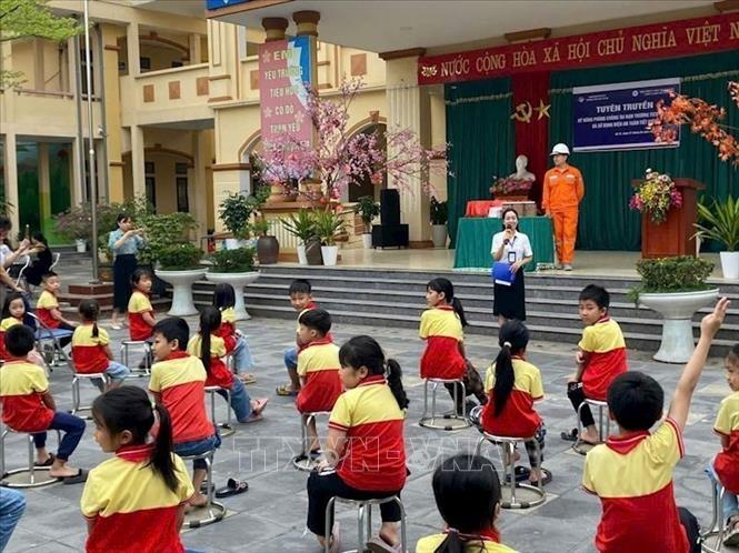 Tuyên truyền tiết kiệm điện cho các em học sinh tại Trường Tiểu học Cổ Đô, xã Cổ Đô, thành phố Hà Nội. Ảnh: Quốc Lũy - TTXVN