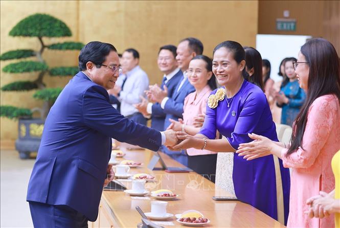 Thủ tướng Phạm Minh Chính gặp mặt đại diện các nhà giáo tiêu biểu toàn quốc. Ảnh: Dương Giang-TTXVN
