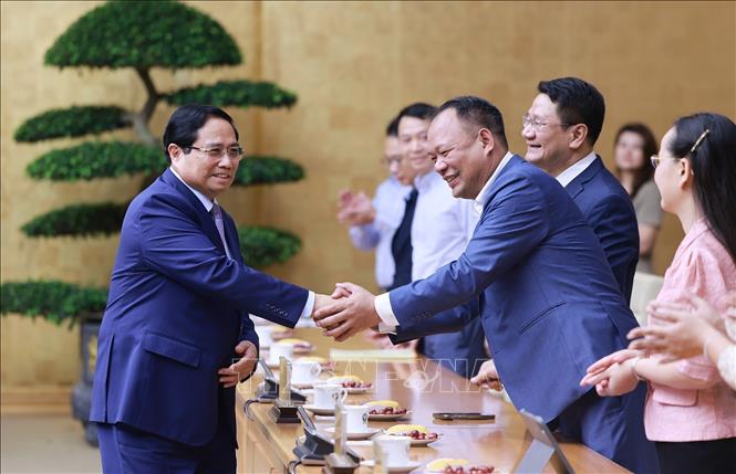 Thủ tướng Phạm Minh Chính gặp mặt đại diện các nhà giáo tiêu biểu toàn quốc. Ảnh: Dương Giang-TTXVN
