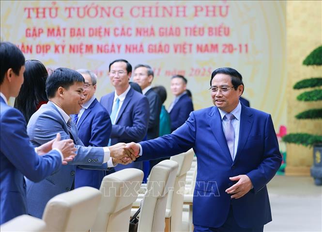 Thủ tướng Phạm Minh Chính gặp mặt đại diện các nhà giáo tiêu biểu toàn quốc. Ảnh: Dương Giang-TTXVN
