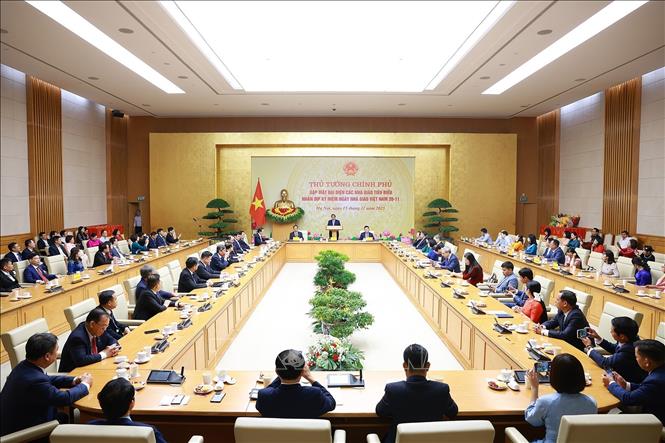 Thủ tướng Phạm Minh Chính gặp mặt, chúc mừng các nhà giáo Nhân kỷ niệm ngày Nhà giáo Việt Nam 20-11. Ảnh: Dương Giang-TTXVN