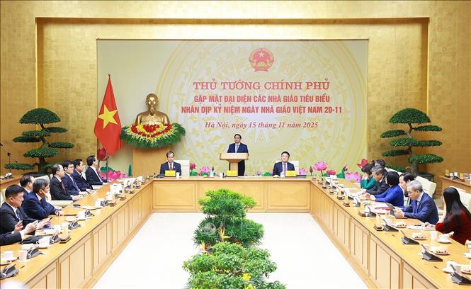 Thủ tướng Phạm Minh Chính gặp mặt, chúc mừng các nhà giáo Nhân kỷ niệm ngày Nhà giáo Việt Nam 20-11. Ảnh: Dương Giang-TTXVN