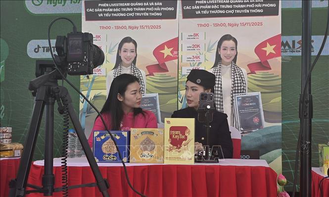 Đại diện khu Di tích lịch sử Côn Sơn- Kiếp Bạc tham gia livestream giới thiệu các tour du lịch nổi bật. Ảnh: Minh Thu- TTXVN