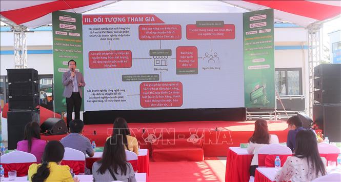 Ông Võ Văn Khanh, Hiệp hội Thương mại điện tử Việt Nam chia sẻ về các cơ hội khi tiểu thương tham gia livestream bán hàng. Ảnh: Minh Thu- TTXVN