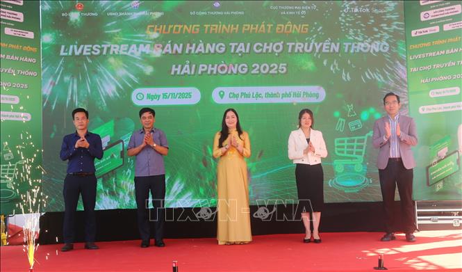 Các đại biểu thực hiện nghi thức phát động chương trình. Ảnh: Minh Thu-TTXVN