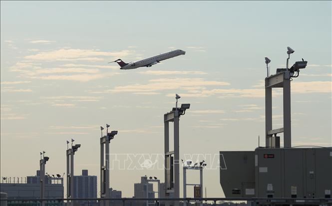 Máy bay cất cánh tại sân bay quốc tế John F. Kennedy ở New York City (Mỹ) ngày 5/11/2025. Ảnh: THX/TTXVN